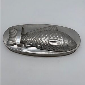 Vintage Rowoco Hong Kong Metal Fish Mold Pan